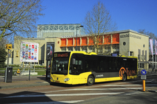 900821 Afbeelding van een autobus van U-OV bij de bushalte op de Lucasbrug te Utrecht, met links een verkiezingsbord ...